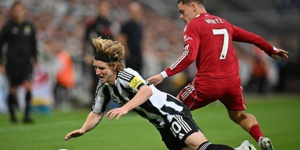 利物浦头疼？1.36亿标王踢不了英超！两场9数据挂零，球迷炸锅：英超不是德甲