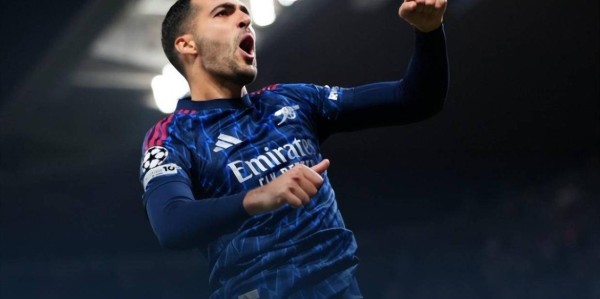 欧冠阿森纳3比0弱旅，十连胜遭遇魔鬼赛程，梅里诺两球状态佳